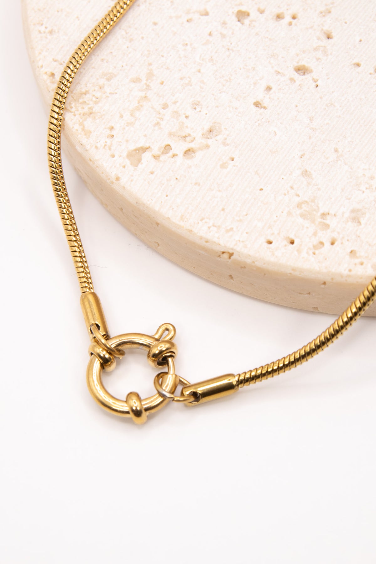 Round Vintage Clasp Necklace